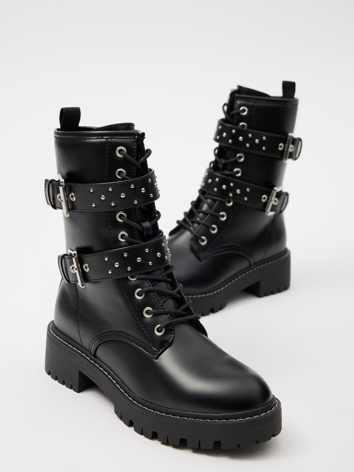 Botins com fivelas e tachas preto vista detalhe