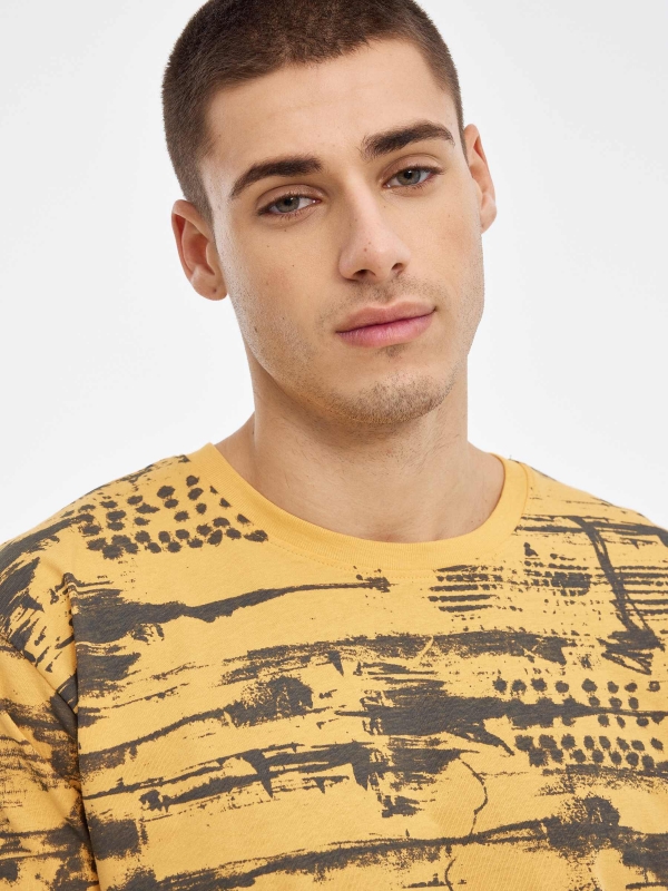 Total print t-shirt pastel yellow detail view