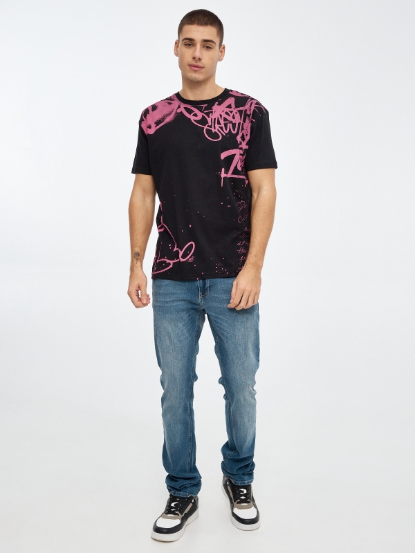 Camiseta estampado graffiti negro vista general frontal