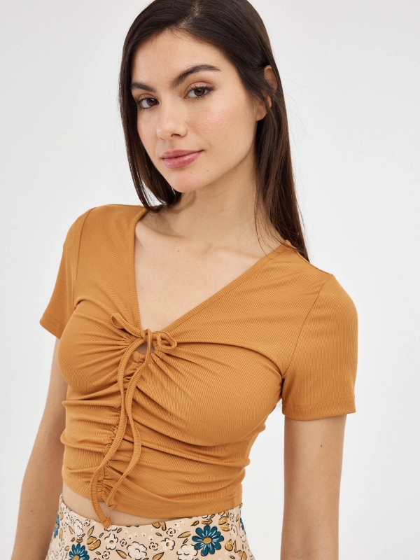 T-shirt com costela desbotada ocre vista detalhe