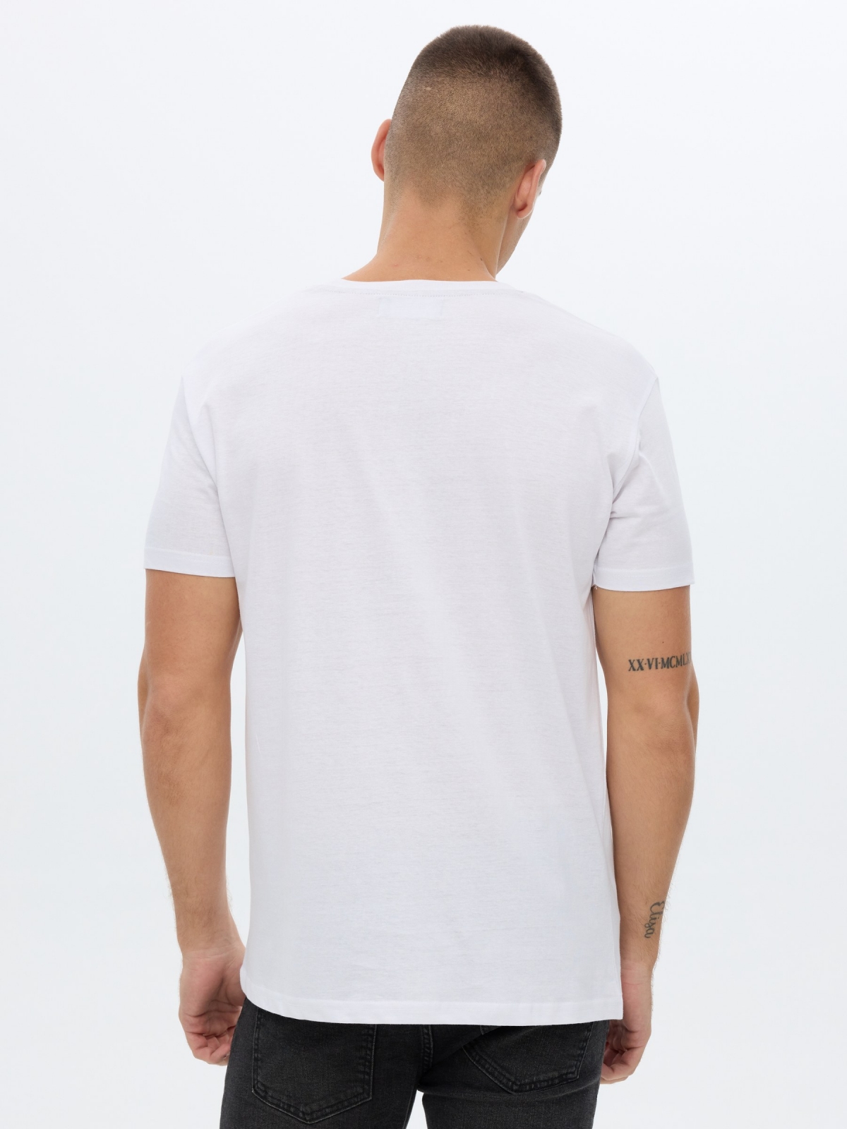 T-shirt com crânio impresso branco vista meia traseira