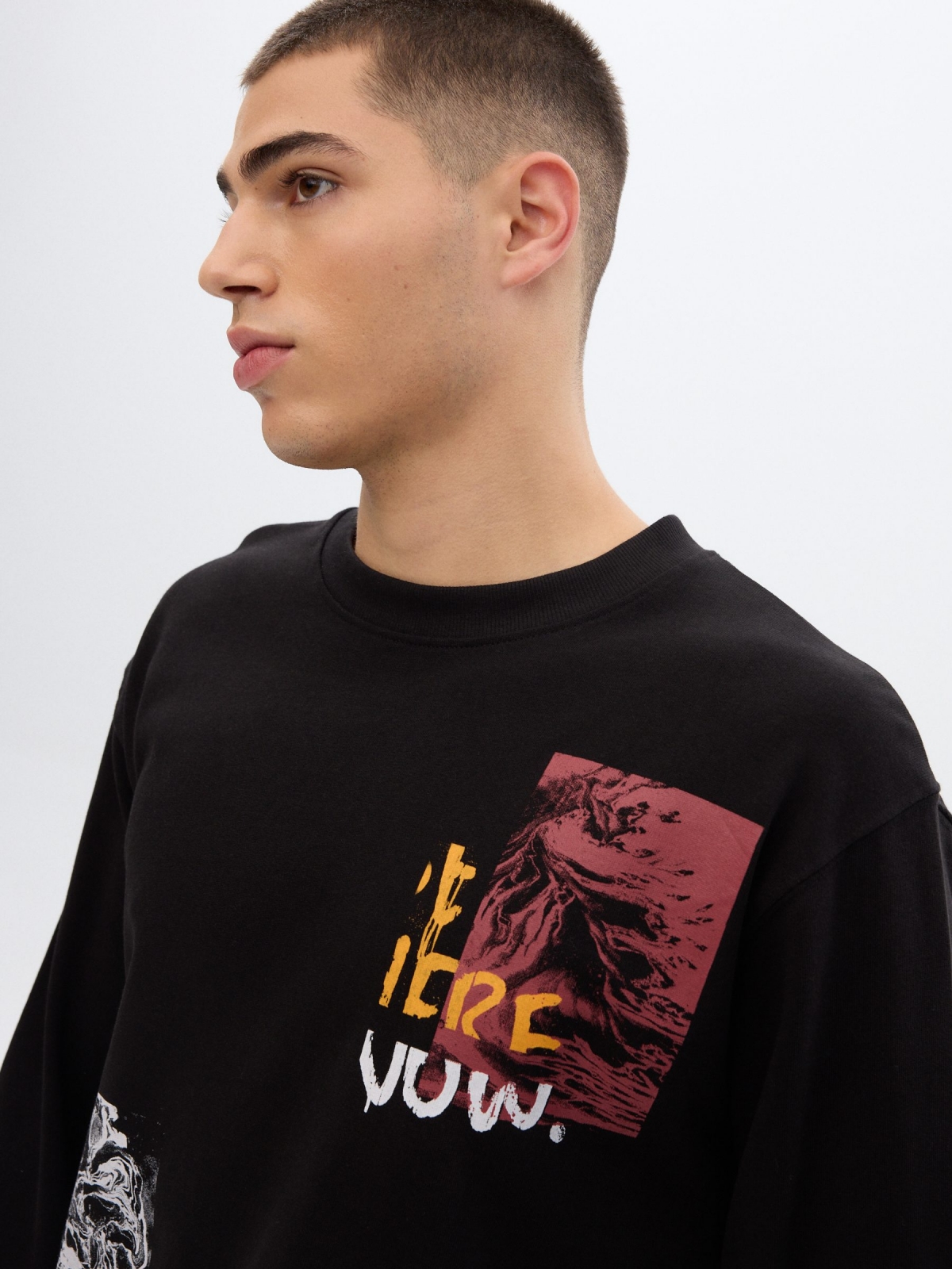 Sweatshirt com estampado preto vista detalhe