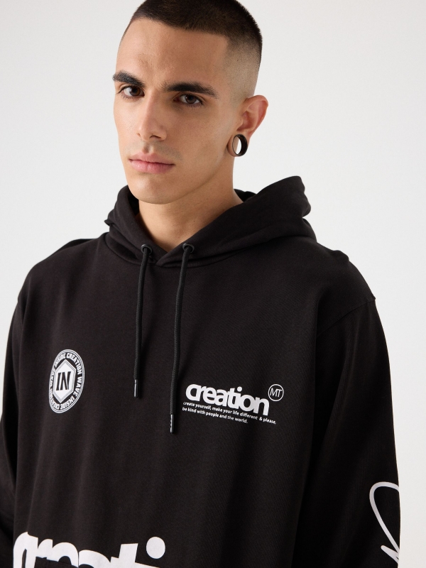 Sudadera negra estampada capucha negro vista detalle