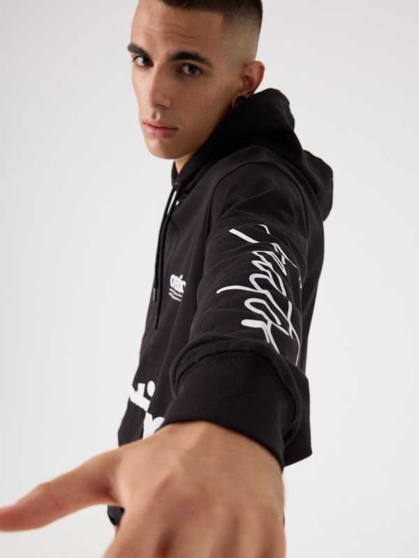 Hoodie preta estampada preto vista detalhe