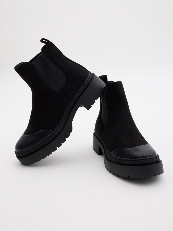 Chelsea ankle boot toe black detail view