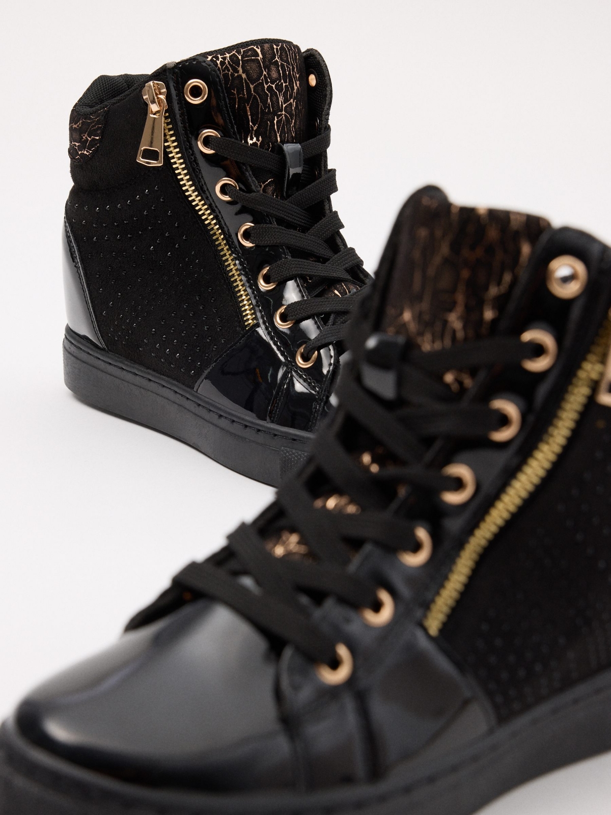 4 cm inner wedge sport bootie detail view