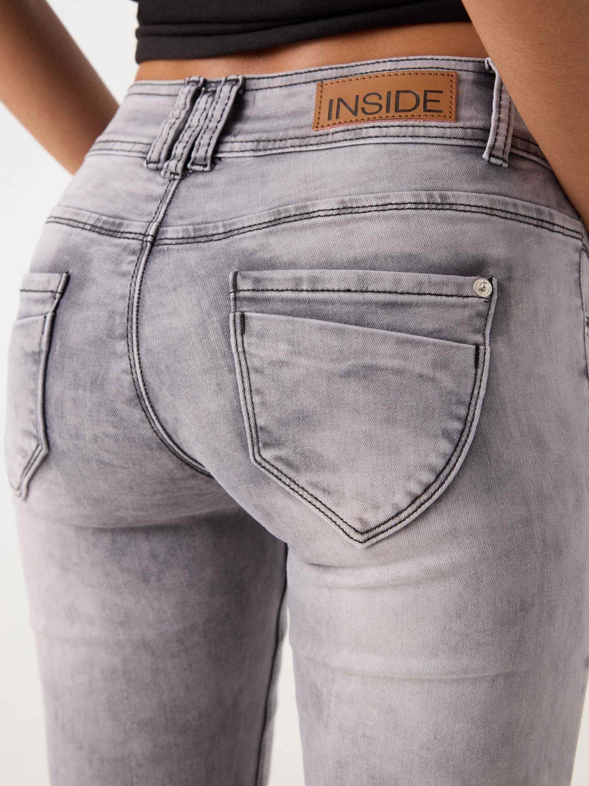 Jeans skinny com cintura baixa e efeito lavado cinza claro vista detalhe