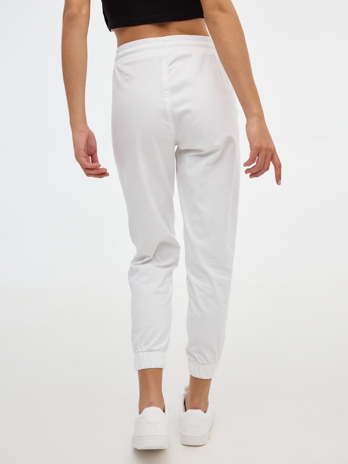 Pantalón jogger básicos con goma blanco vista media trasera