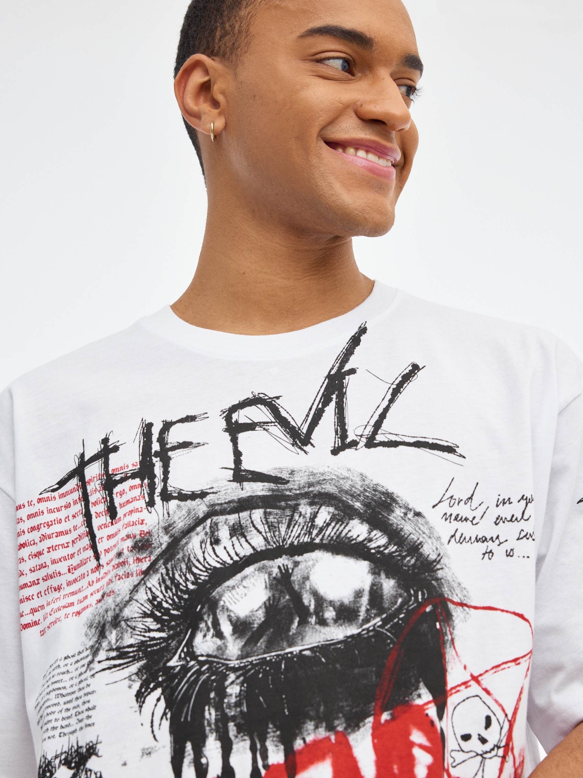 T-shirt oversized com impressão de graffiti branco vista detalhe