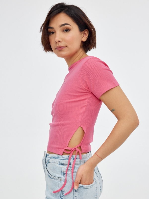 T-shirt crop com lace up coral vista detalhe