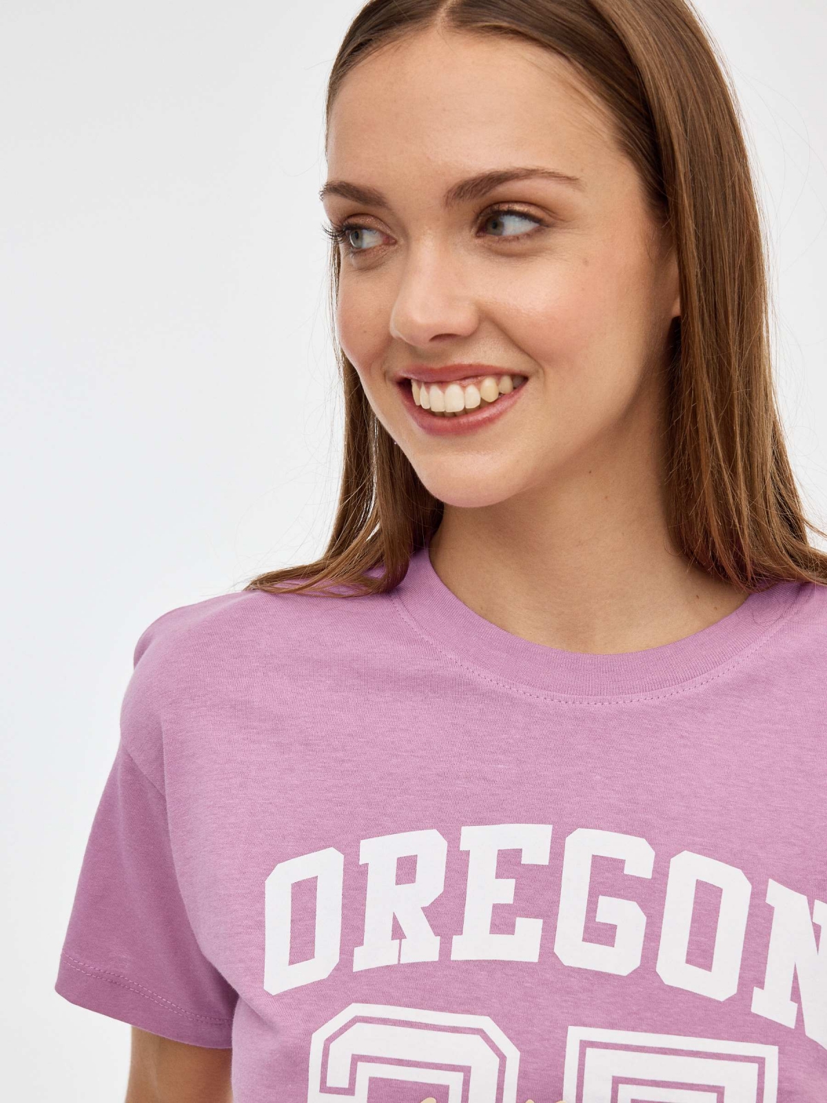 Camiseta crop Oregon 25 morado primer plano