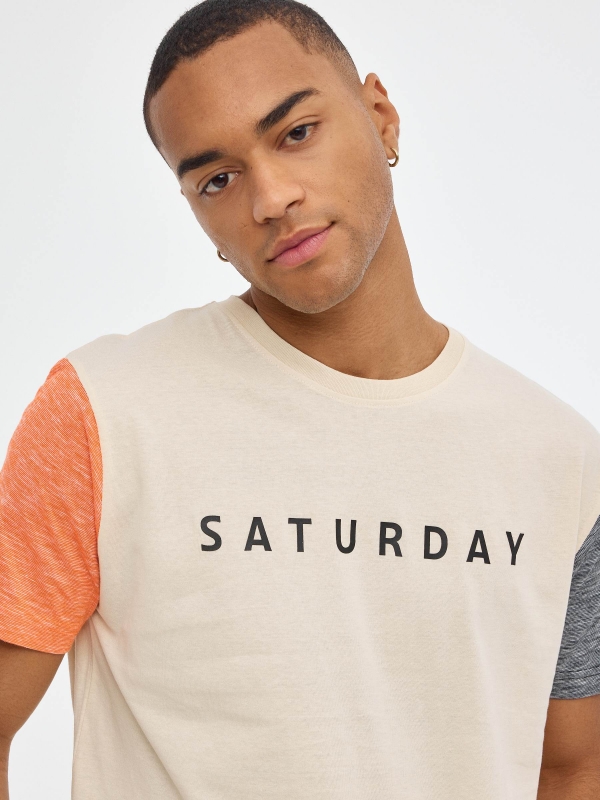 T-shirt color block Saturday areia vista detalhe