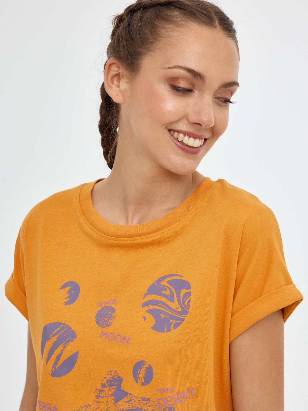 Camiseta print planetas ocre vista detalle