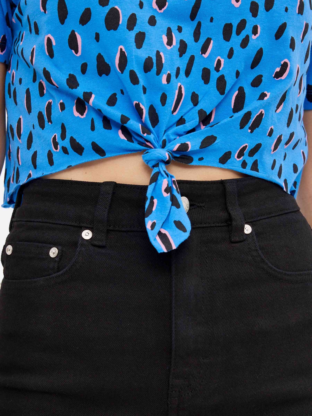 Animal print t-shirt with knot blue detail view