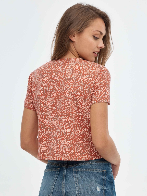 T-shirt crop impressa all over terracota vista meia traseira