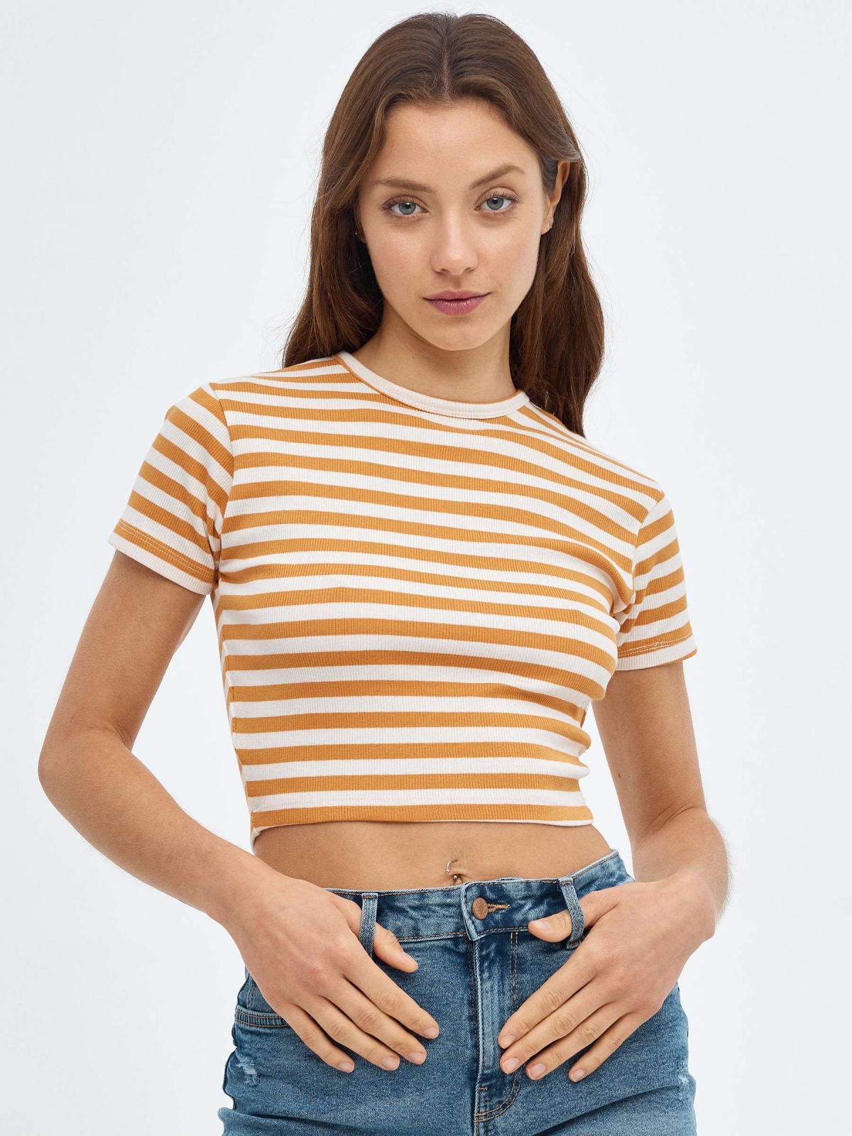 T-shirt crop listrado marrom vista meia frontal