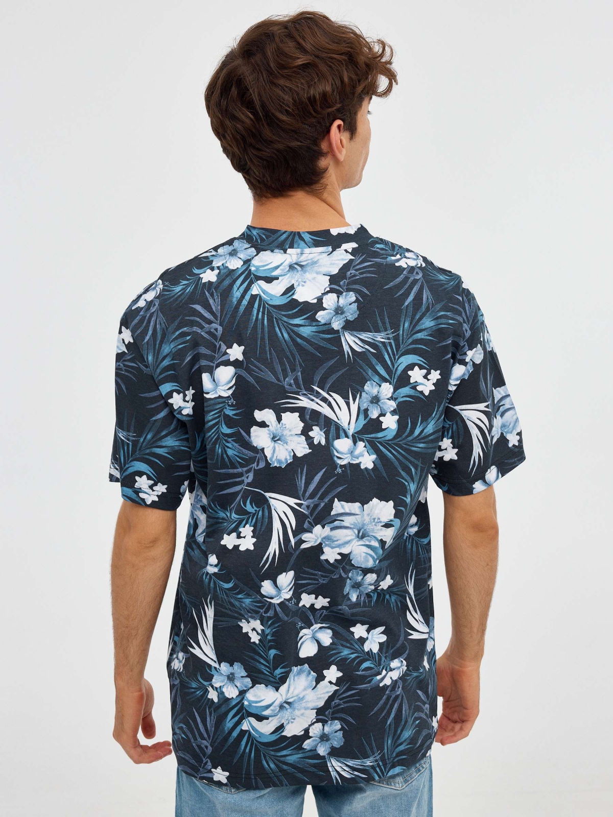 Camiseta oversized tropical negro vista media trasera