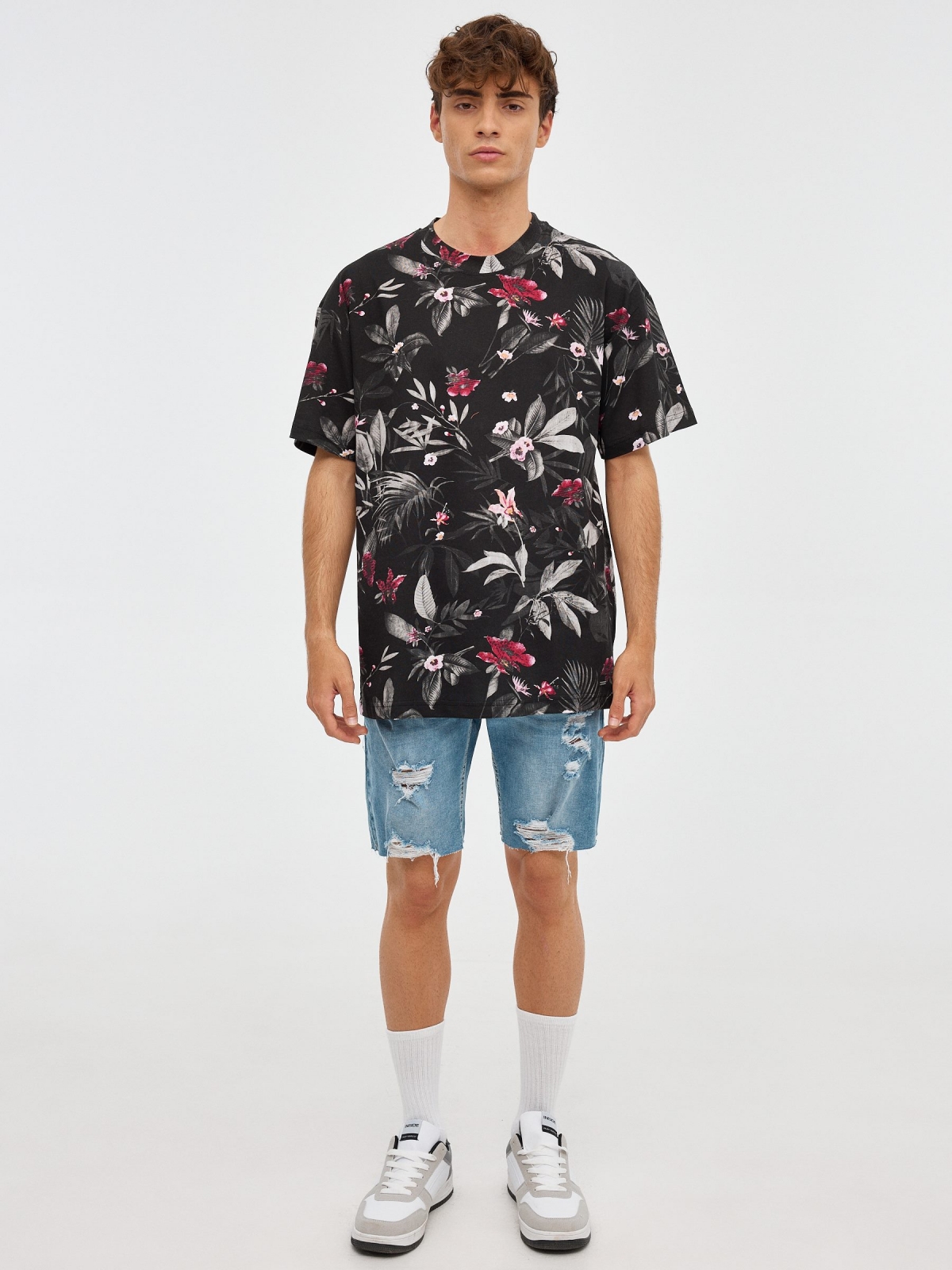 T-shirt floral oversized preto vista geral frontal