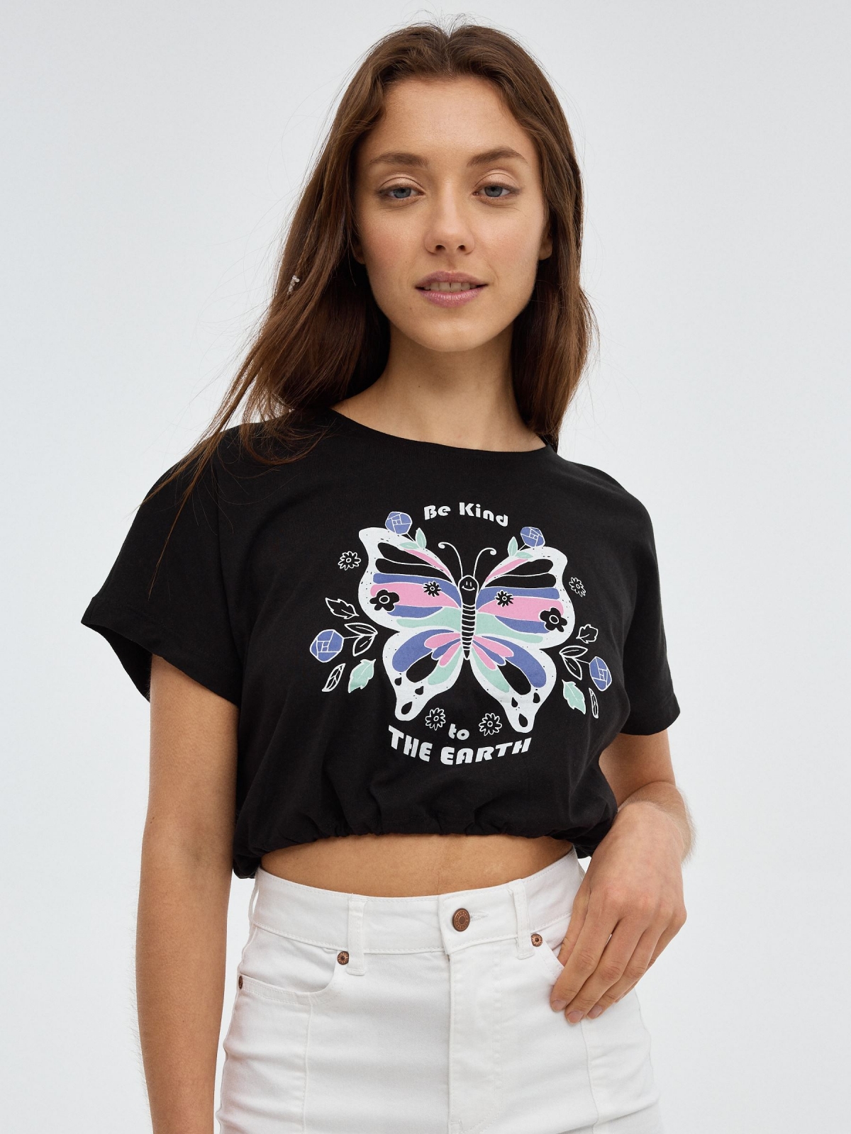 Camiseta crop con lazada negro vista media frontal