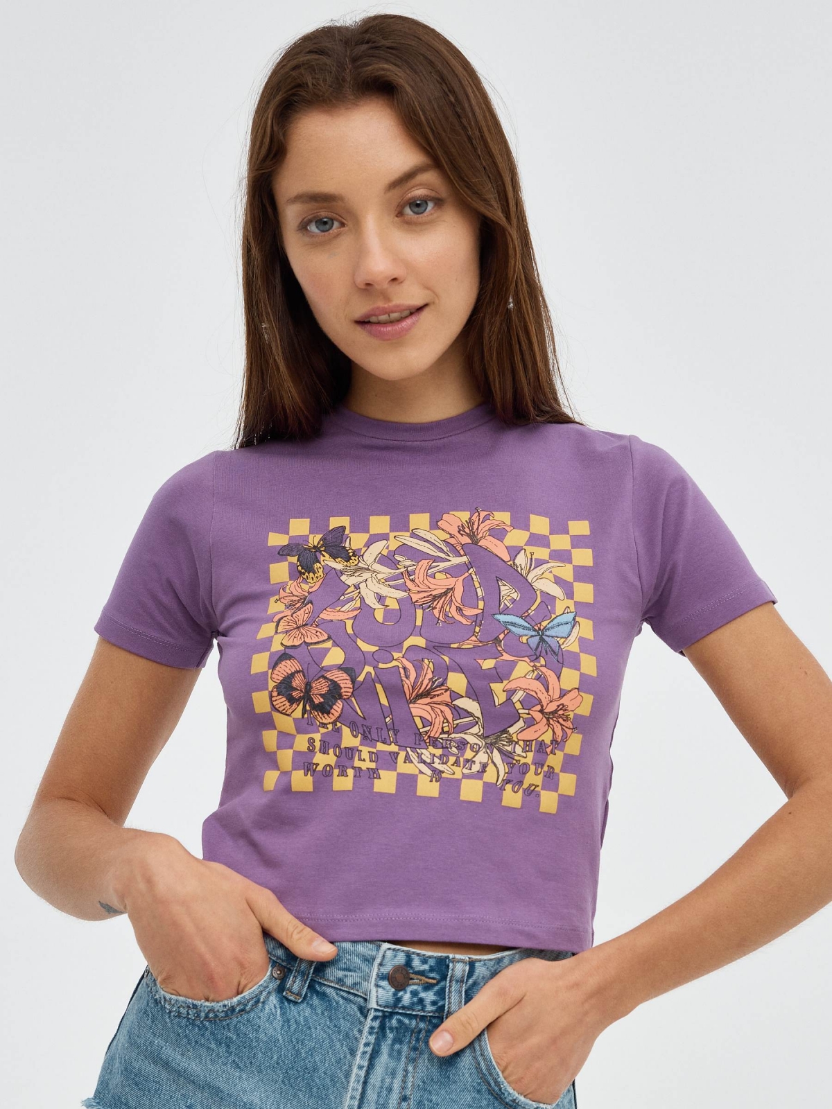 Camiseta crop print mariposas berenjena vista media frontal