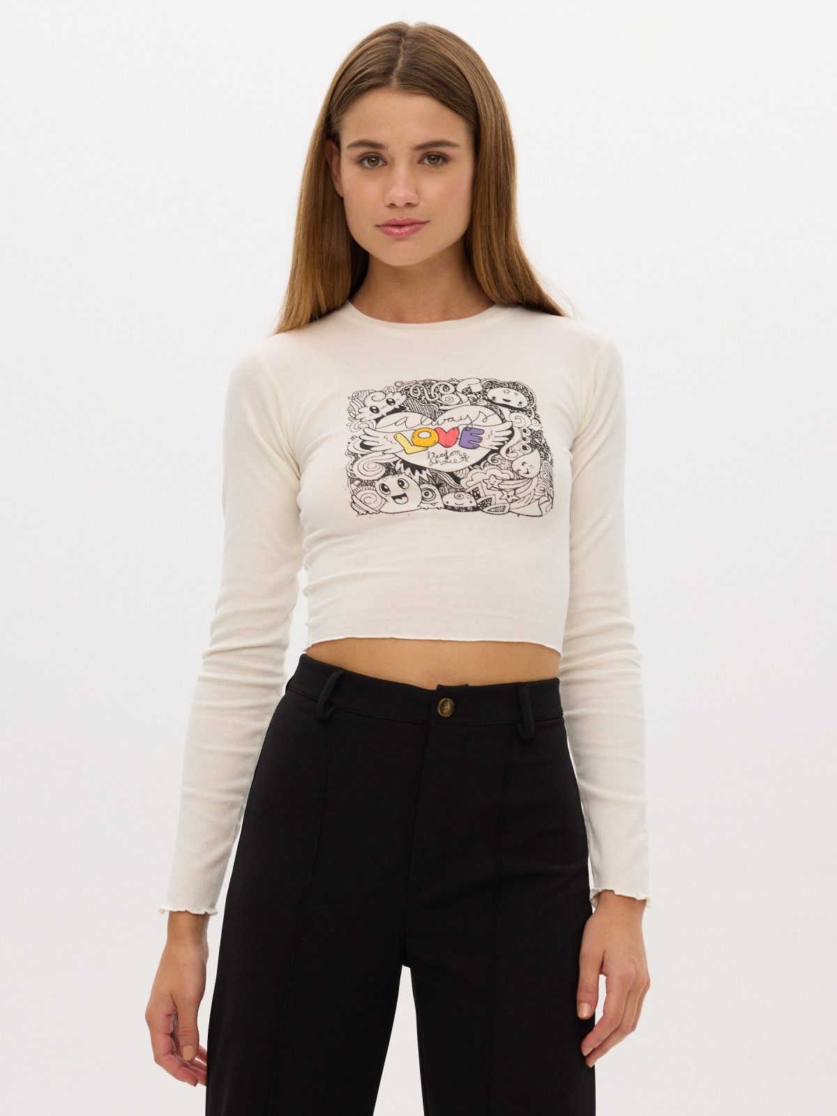 Camiseta crop LOVE blanco roto vista media frontal