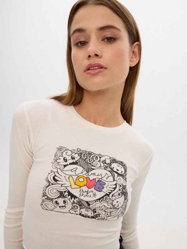 Camiseta crop LOVE blanco roto vista detalle