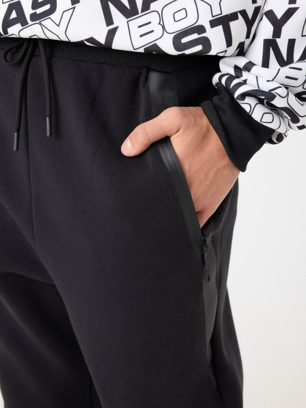 Calça jogger preta com bolsos preto vista detalhe