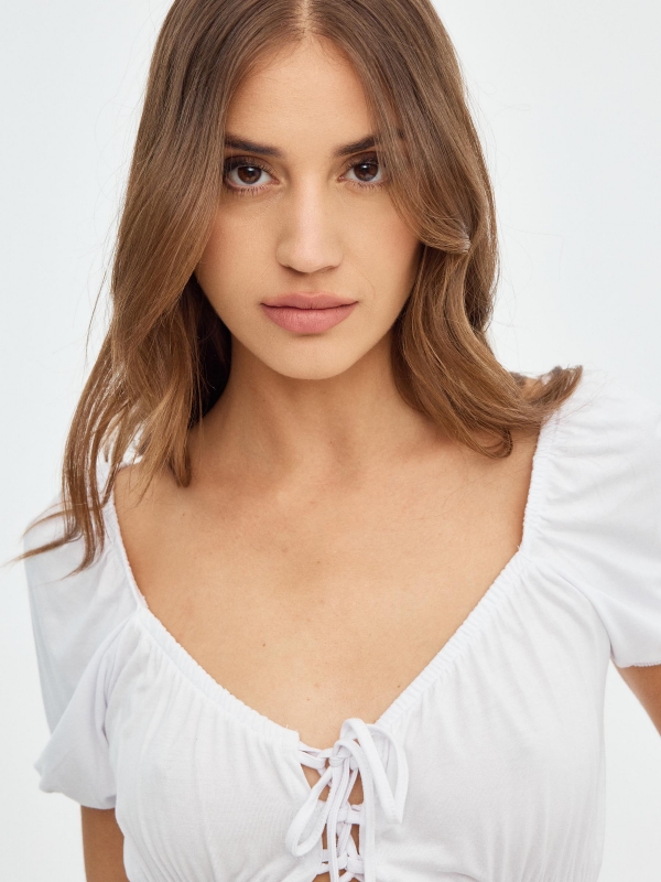 Camiseta cropped volante lace up blanco vista detalle