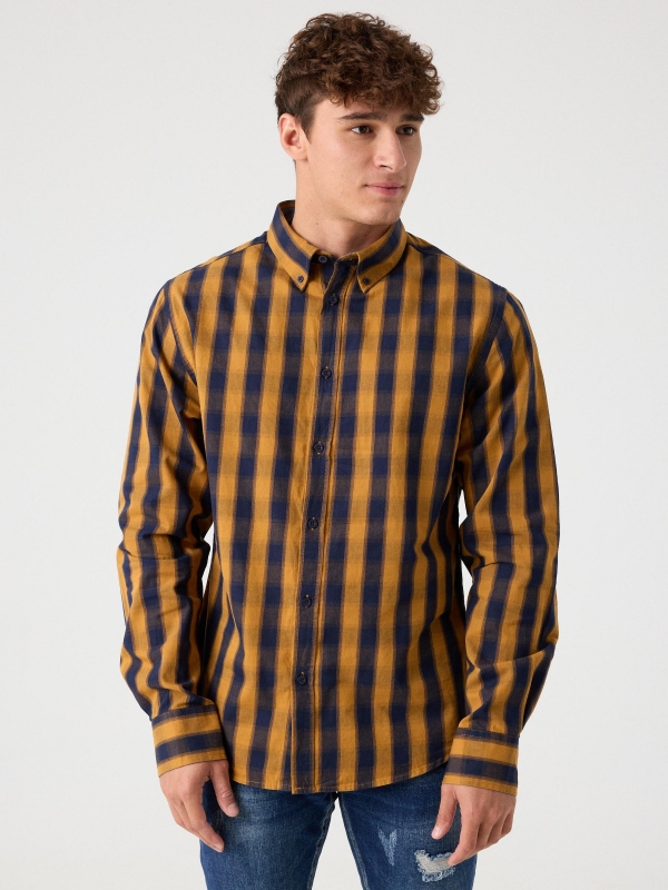 Camisa casual em xadrez ocre vista meia frontal