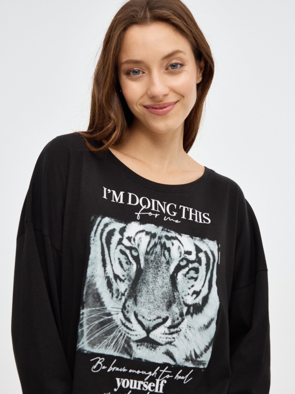 Camiseta crop print tigre negro vista detalle