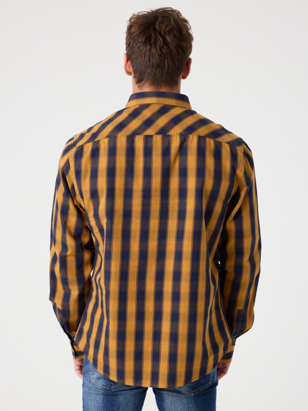 Camisa de cuadros casual ocre vista media trasera