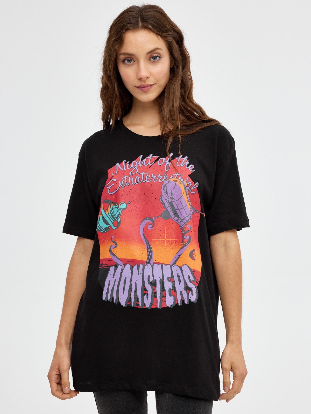 T-shirt oversized Monsters preto vista meia frontal