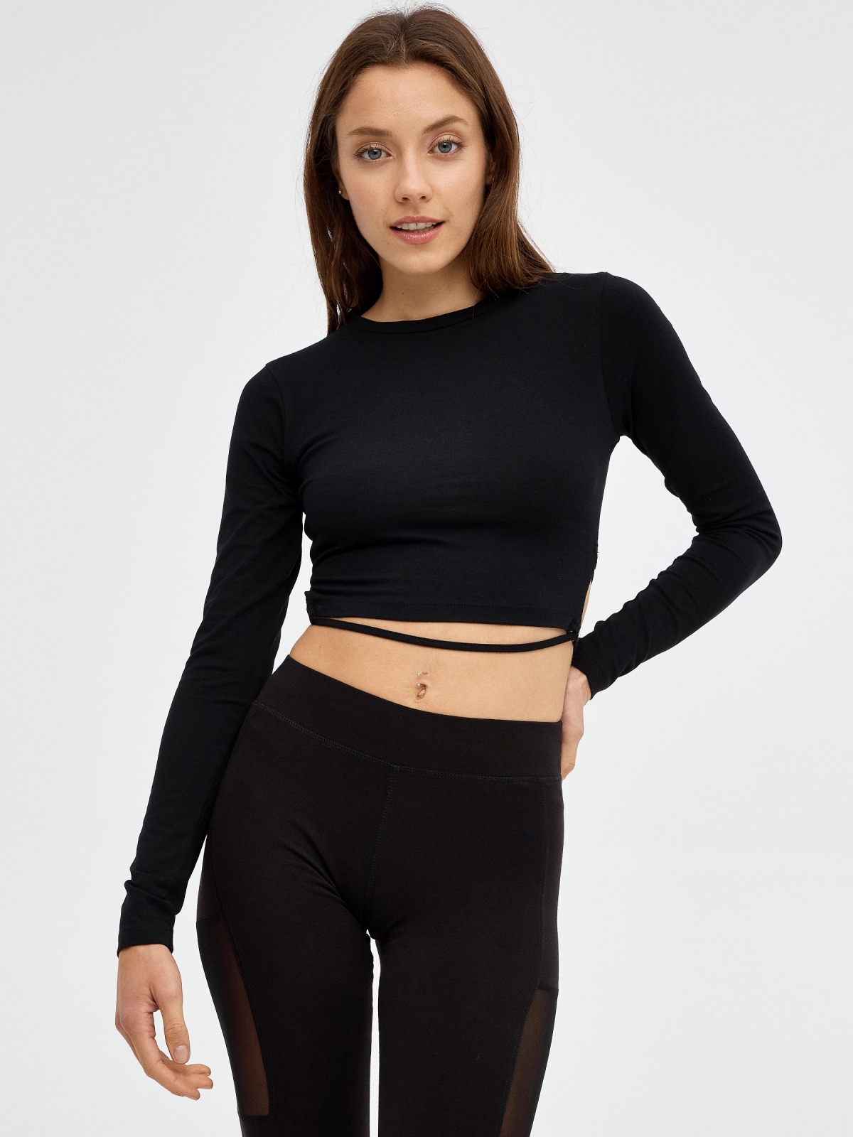 Crop top aberto nas costas preto vista meia frontal