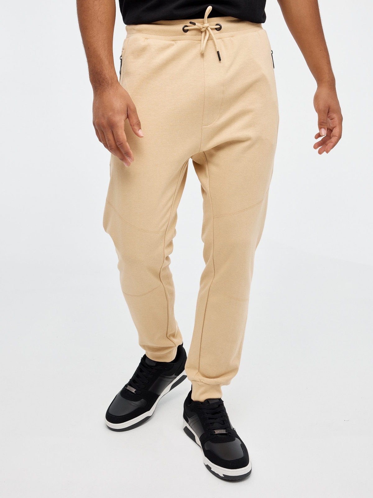 Pantalón jogger con bosillos arena vista media frontal