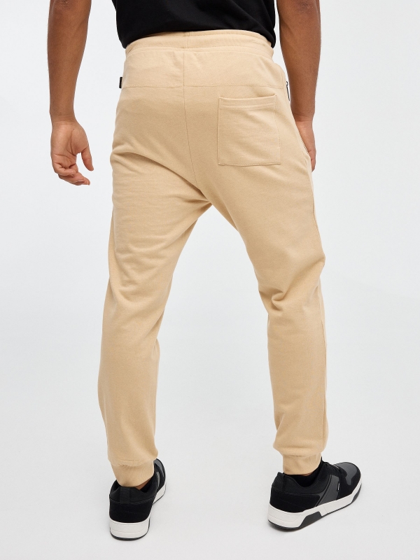 Pantalón jogger con bosillos arena vista media trasera