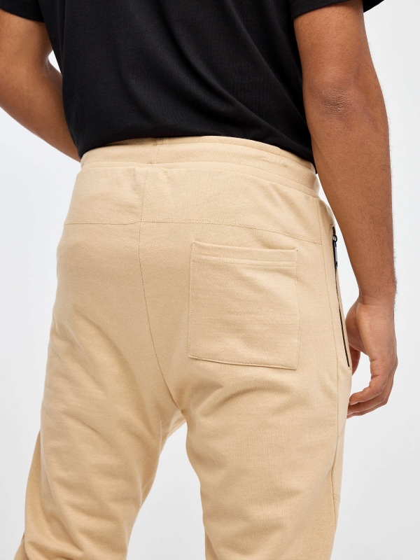 Pantalón jogger con bosillos arena vista detalle