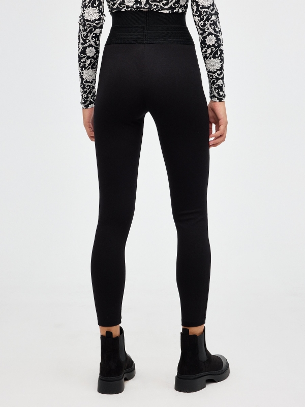 Legging com cintura larga preto vista meia traseira