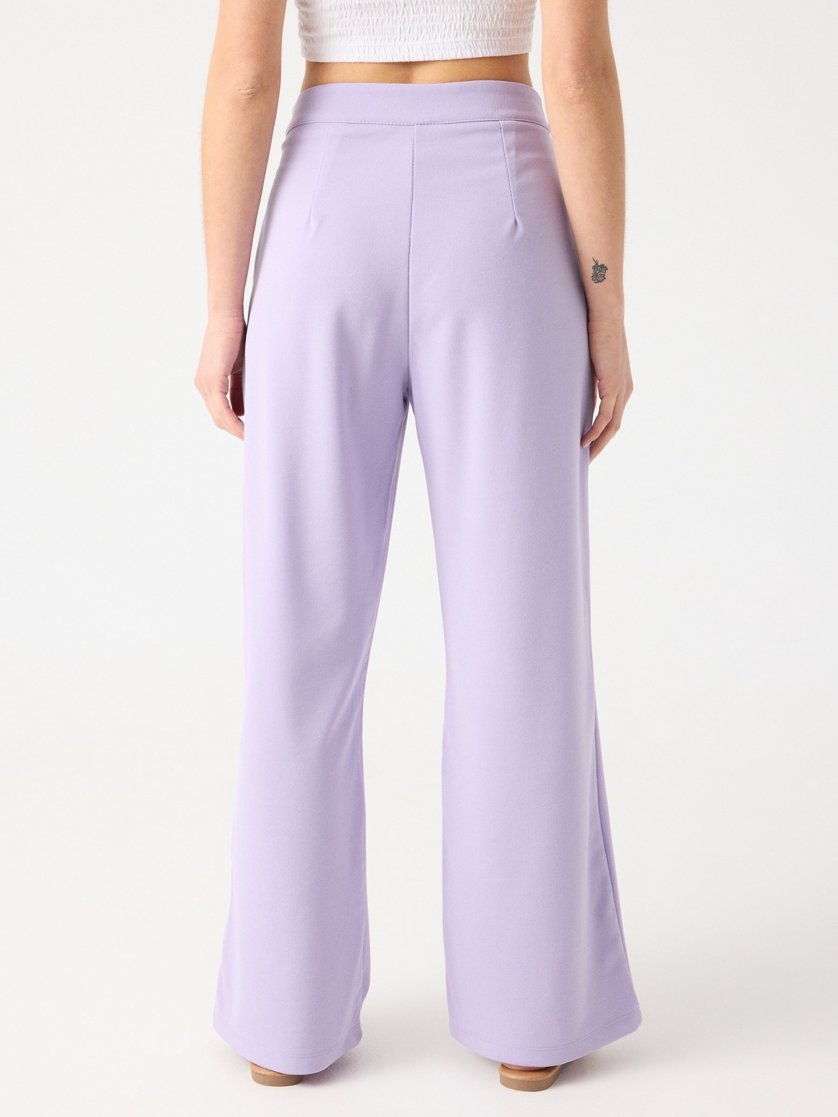 Pantalón básico wide leg lila vista media trasera