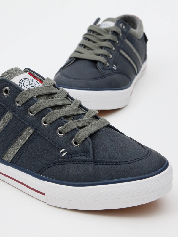 Sneakers com biqueira casual azul marinho vista detalhe