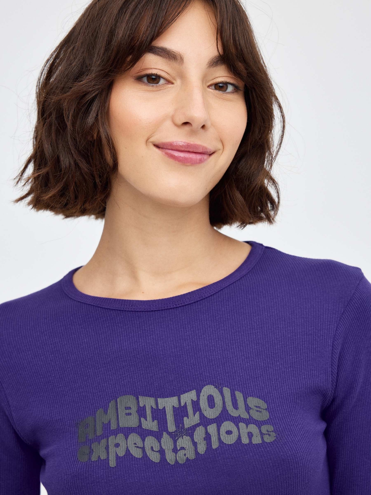 Camiseta Ambitious violeta vista detalle