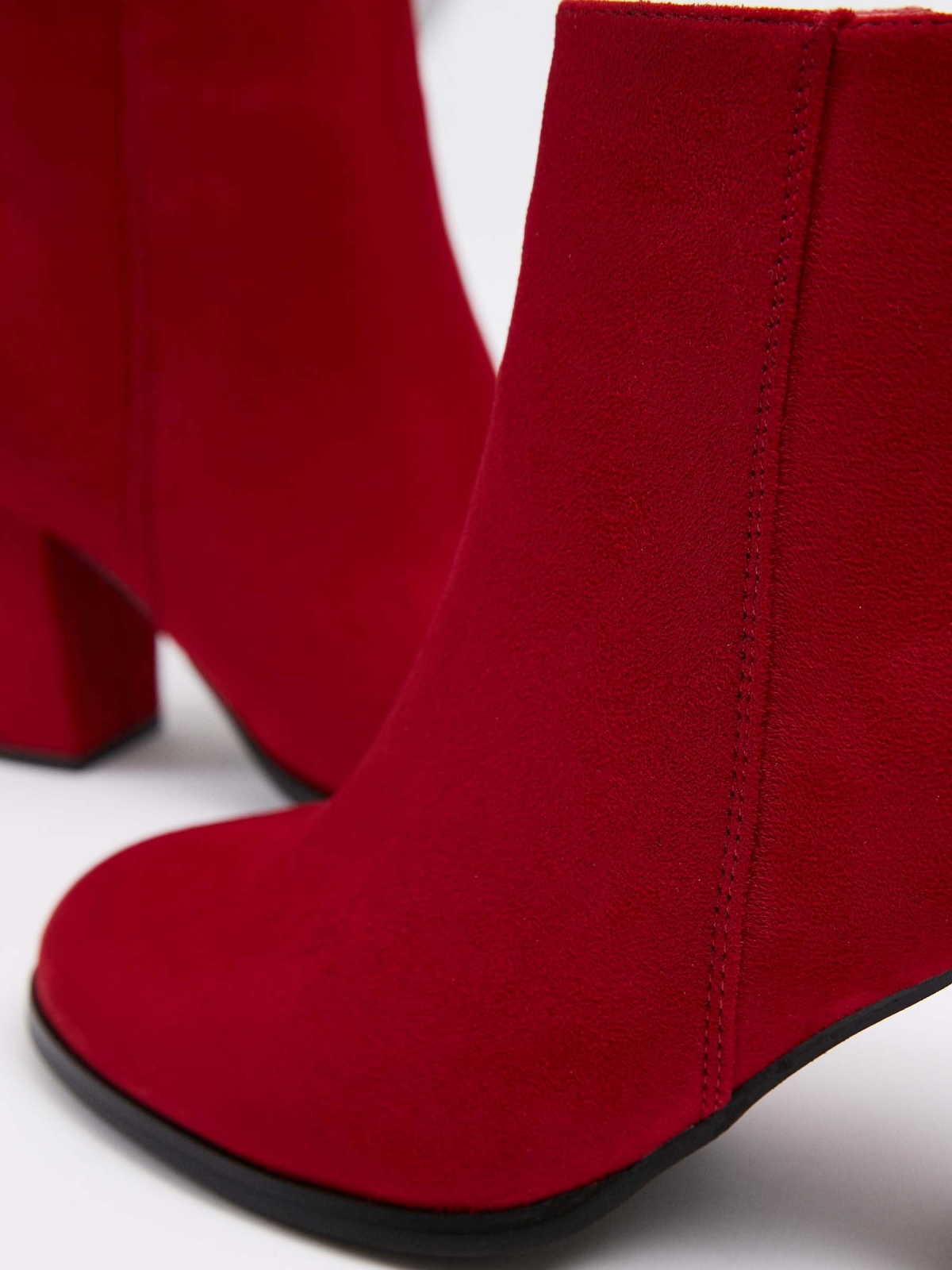 Botines básicos con tacón ancho rojo con modelo