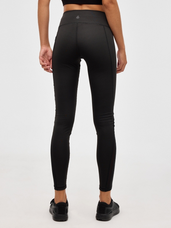 Leggings con bolsillo de mesh negro vista media trasera