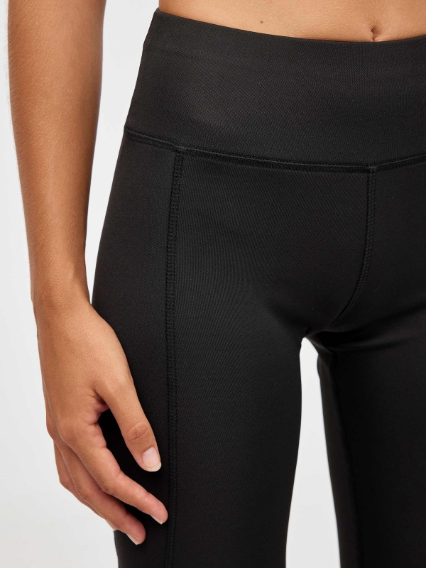 Leggings with mesh pocket black detail view