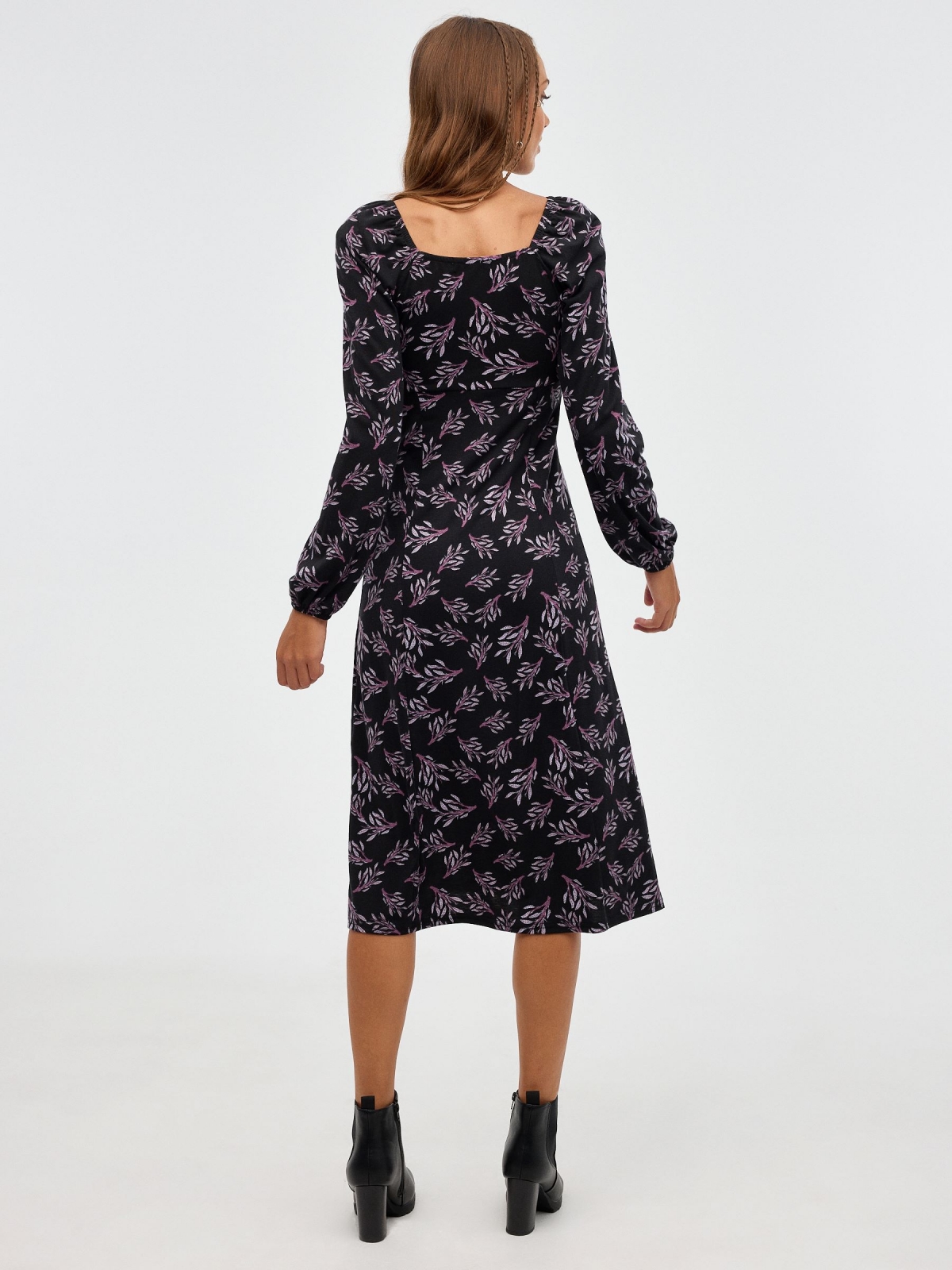 Vestido midi com print de folhas roxas preto vista meia traseira