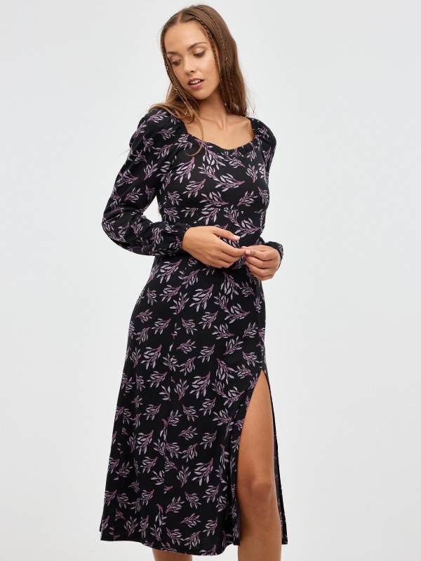 Vestido midi com print de folhas roxas preto vista geral frontal