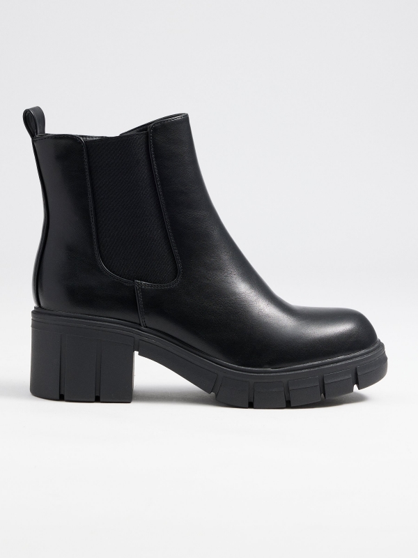 Ankle boots with elastic and platform