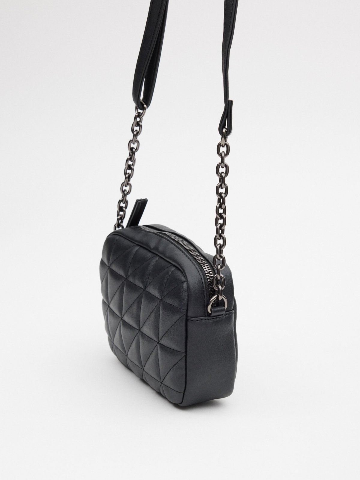 Bolso cruzado negro acolchado negro vista detalle