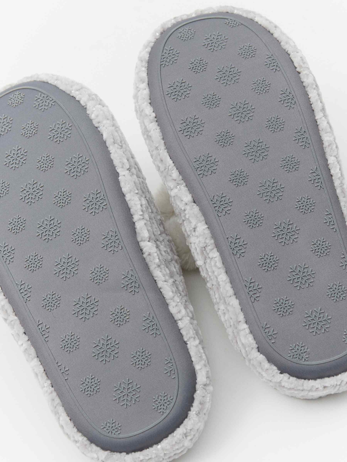 Zapatillas de casa con pompones gris vista detalle