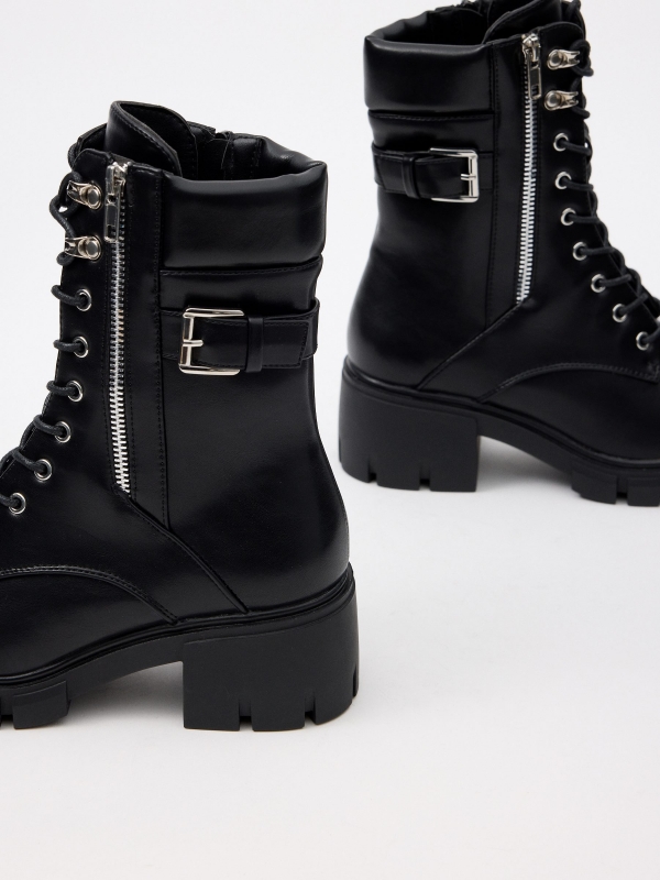 Botas militares com fecho preto vista detalhe