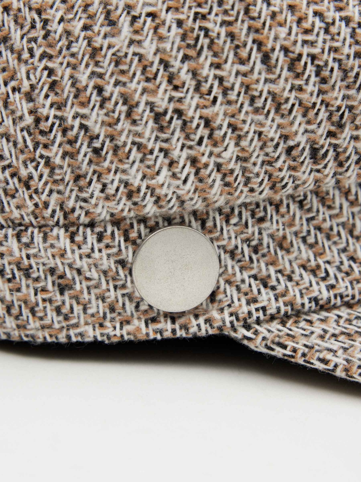 Boina em jacquard bege vista detalhe